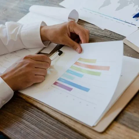 Gestion et analyse de données pour optimiser la réponse aux appels d’offres du BTP, illustrant l’accompagnement stratégique proposé par Cap 