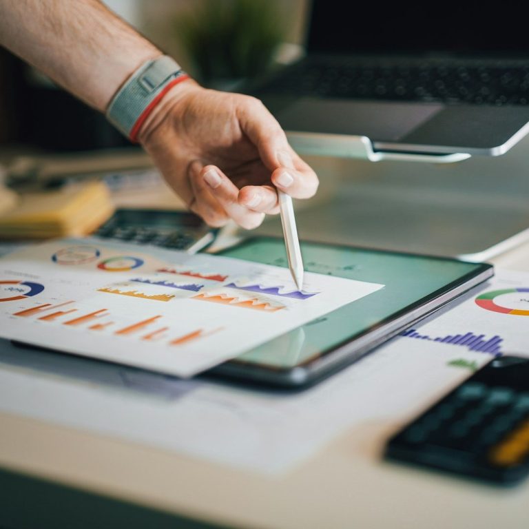 Optimisation SEO dans le Beaujolais – Analyse de performances Google Ads sur tablette.